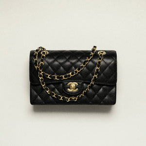 حقيبة شانيل متوسطة الحجم كلاسيكية ذات غطاء مزدوج: كافيار أسود مبطن مع أجزاء معدنية ذهبية