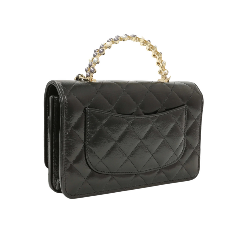 شانيل حقيبه على سلسلة (WOC) بمقبض علوي مزين باللؤلؤ – جلد حمل مجعد مبطن باللون الأسود | حقيبة مصم 2