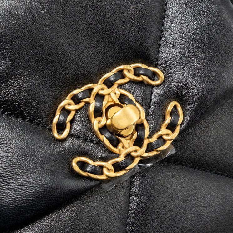 حقيبة كتف شانيل 24C هوبو من جلد الحمل باللون الأسود مع تفاصيل ملونة متعددة 5