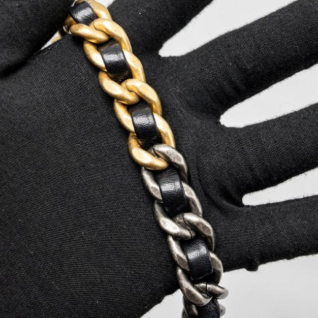 حقيبة كتف شانيل 24C هوبو من جلد الحمل باللون الأسود مع تفاصيل ملونة متعددة 6