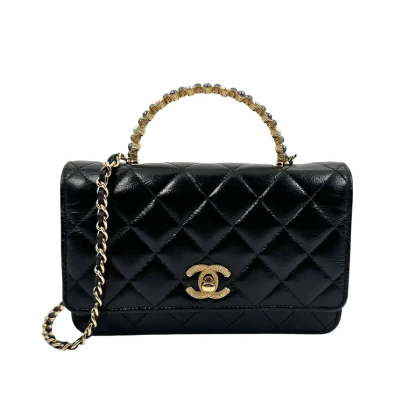 شانيل حقيبه على سلسلة (WOC) بمقبض علوي مزين باللؤلؤ – جلد حمل مجعد مبطن باللون الأسود | حقيبة مصم 3