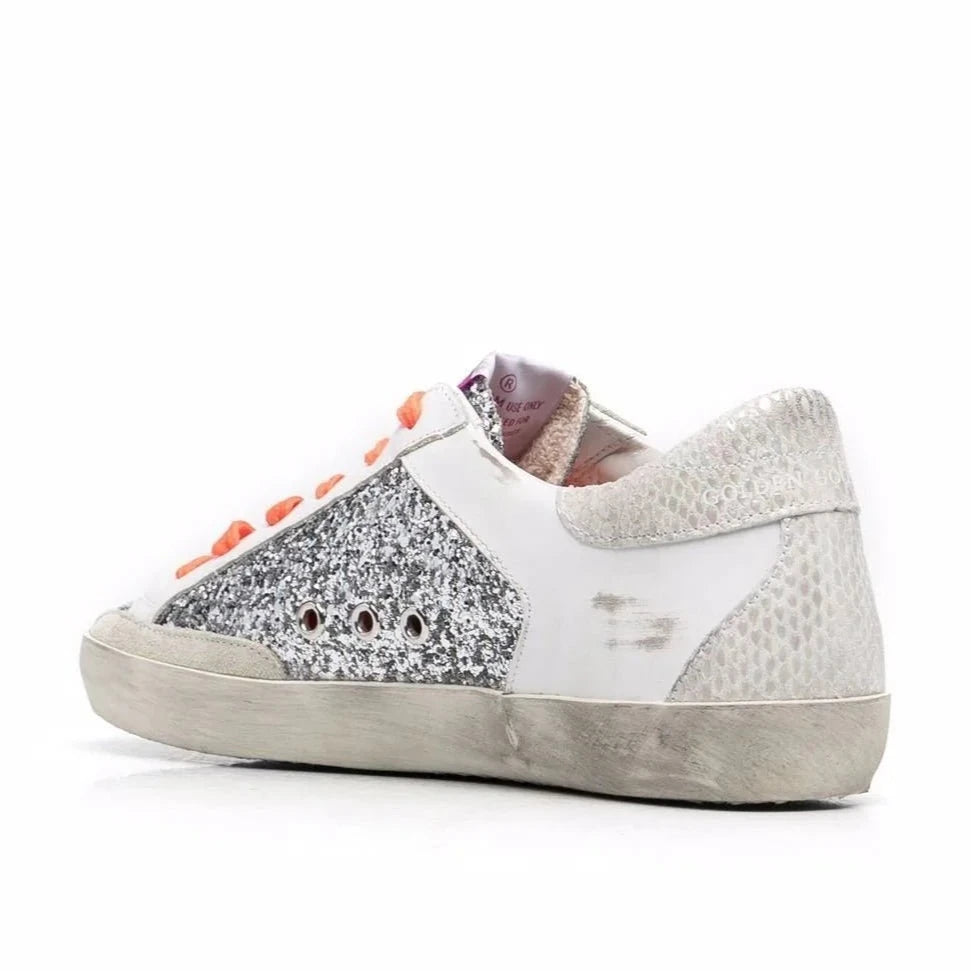 
حذاء Golden Goose Super-Star الرياضي برباط، باللون الأبيض الجليدي/الفضي/البرتقالي الجزري. 4